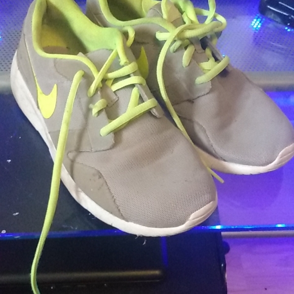 Girls Nike shoes - Picture 3 of 3